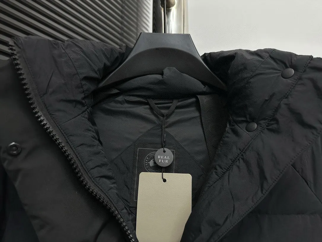 P780 【𝘾𝘼𝙉𝘼𝘿𝘼 𝙂𝙊𝙊𝙎𝙀】Canada Goose Junction/3M Reflective Black Label Parker/2602LB Ouyang Nana’s same Junction Parker is made of CORDURA@’s super-soft EnduraLuxe fabric, which enhances the durability of easy-wear parts, making it lightweight and durable. 360-degree reflective strips on the collar improve visibility in low-light environments. Features a removable hood for easy transition into warmer weather. Removable premium insulated hood adjusts both ways Sizes: XS-XxL
